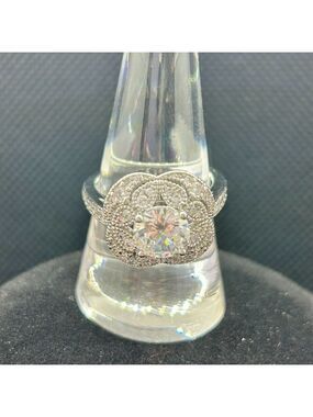 Brand new! Ladies Vintage style floral zircon ring Size9